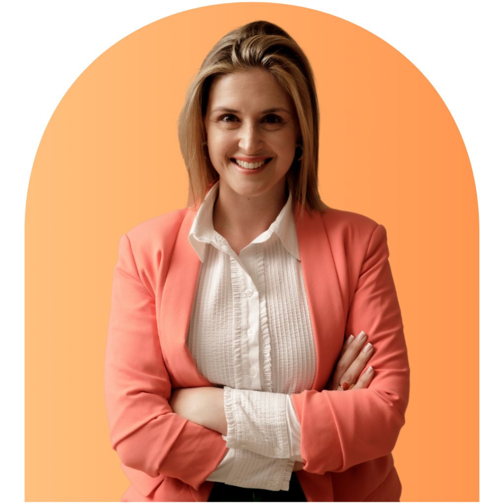 Andreia Rodrigues, psicóloga especialista em ansiedade, sorridente e de braços cruzados.