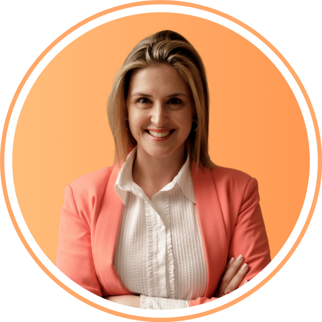 Andreia Rodrigues, psicóloga especialista em ansiedade, sorridente e de braços cruzados.