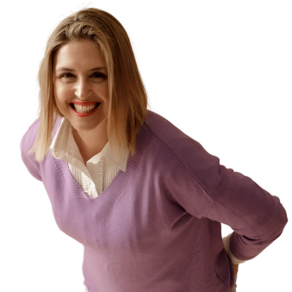 Andreia Rodrigues, psicóloga especialista em ansiedade, sorridente e inclinada para a frente com camisola lilás.