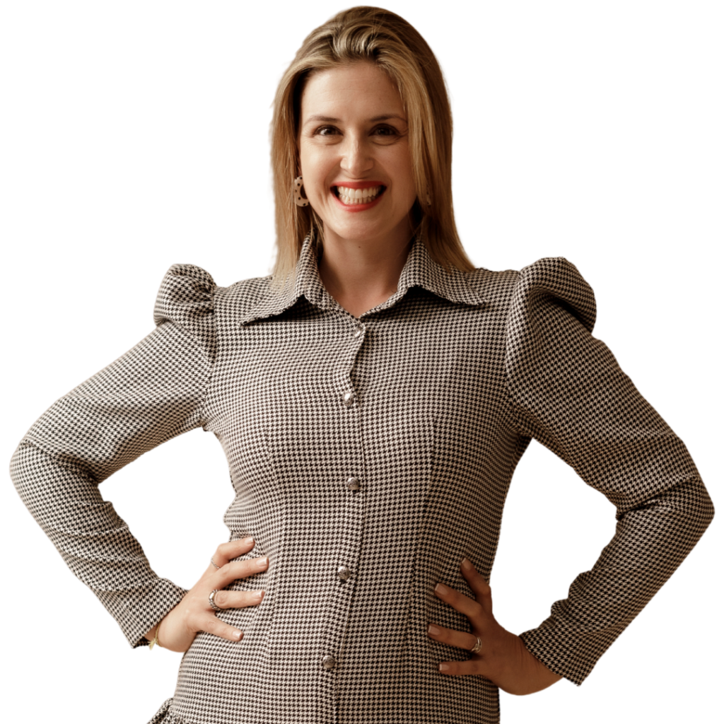 Andreia Rodrigues, psicóloga especialista em ansiedade, sorridente e de braços na cintura.